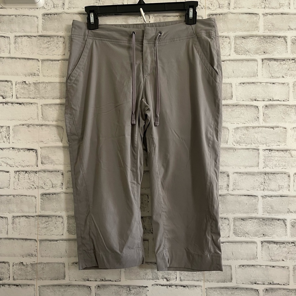 Women’s Columbia Omni-shield advanced repellency gray capri short pants size 6